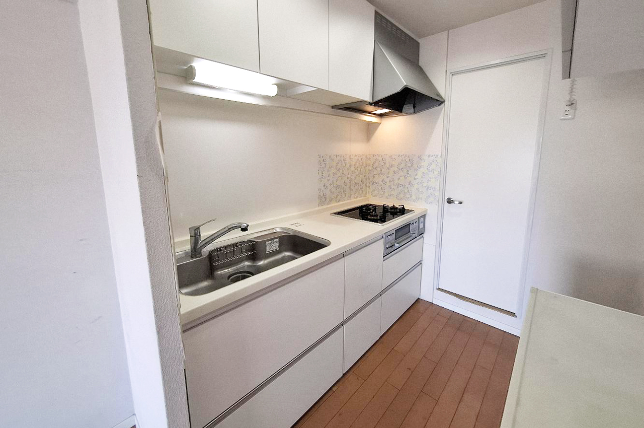 キッチン:洗面室へアクセスできるスムーズな家事動線