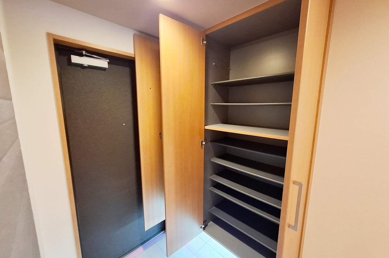 玄関:収納たっぷりの下駄箱付き。