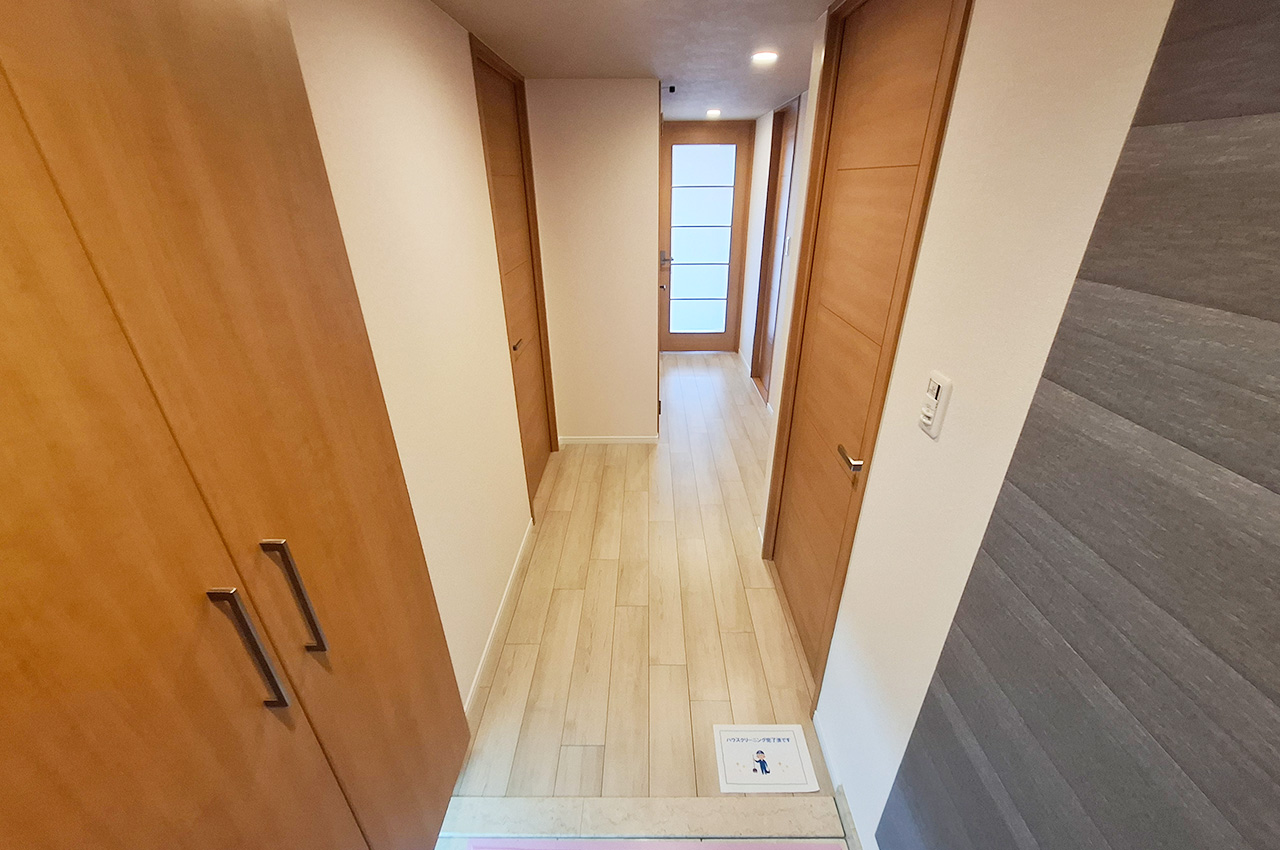 廊下:クロスとフローリングを貼替え済み。