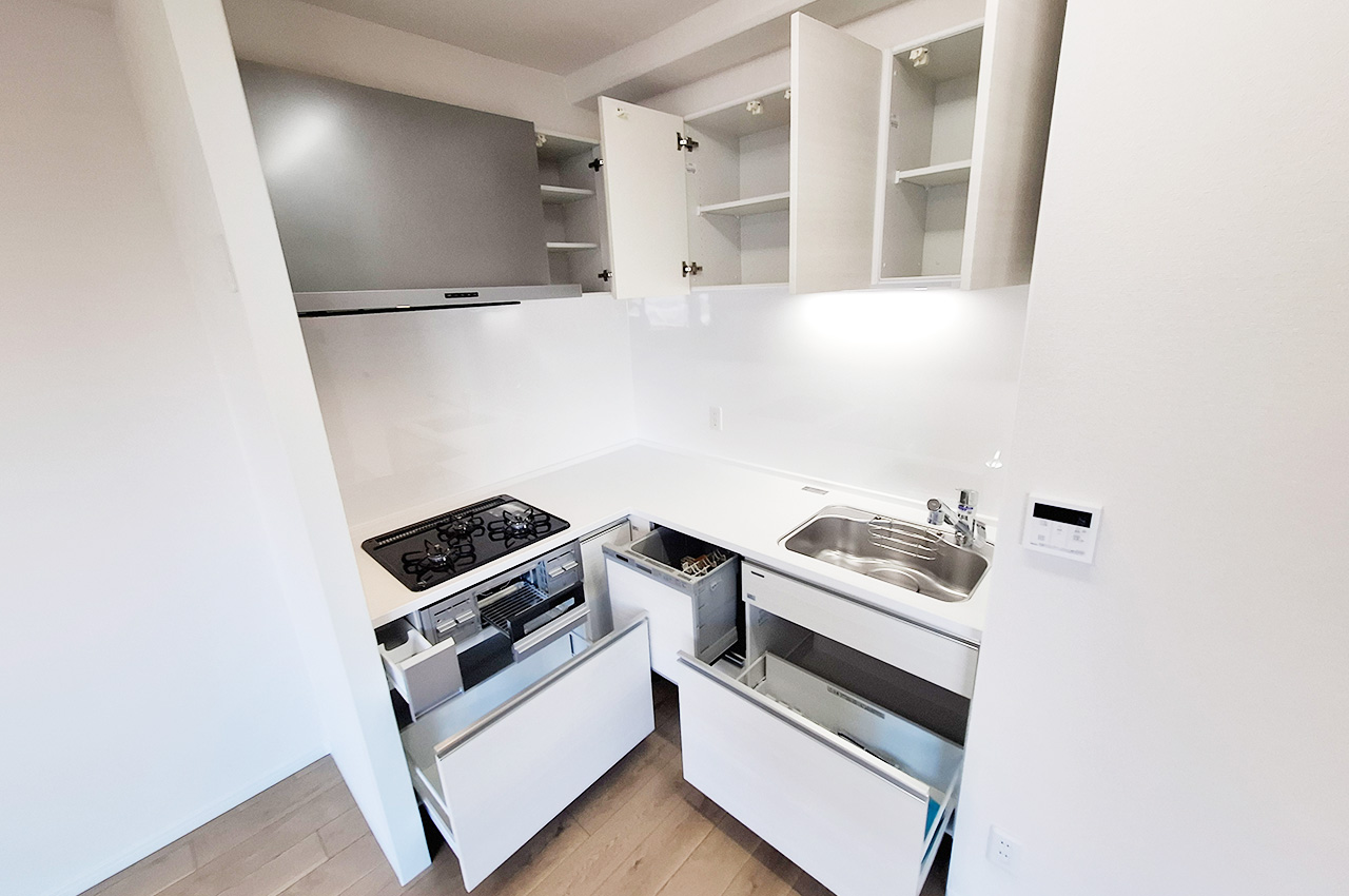 キッチン:上下に収納を完備。