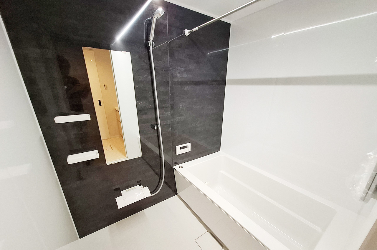 バスルーム:システムバスを新調済み。新しい設備でゆったりとしたバスタイムを過ごせます。