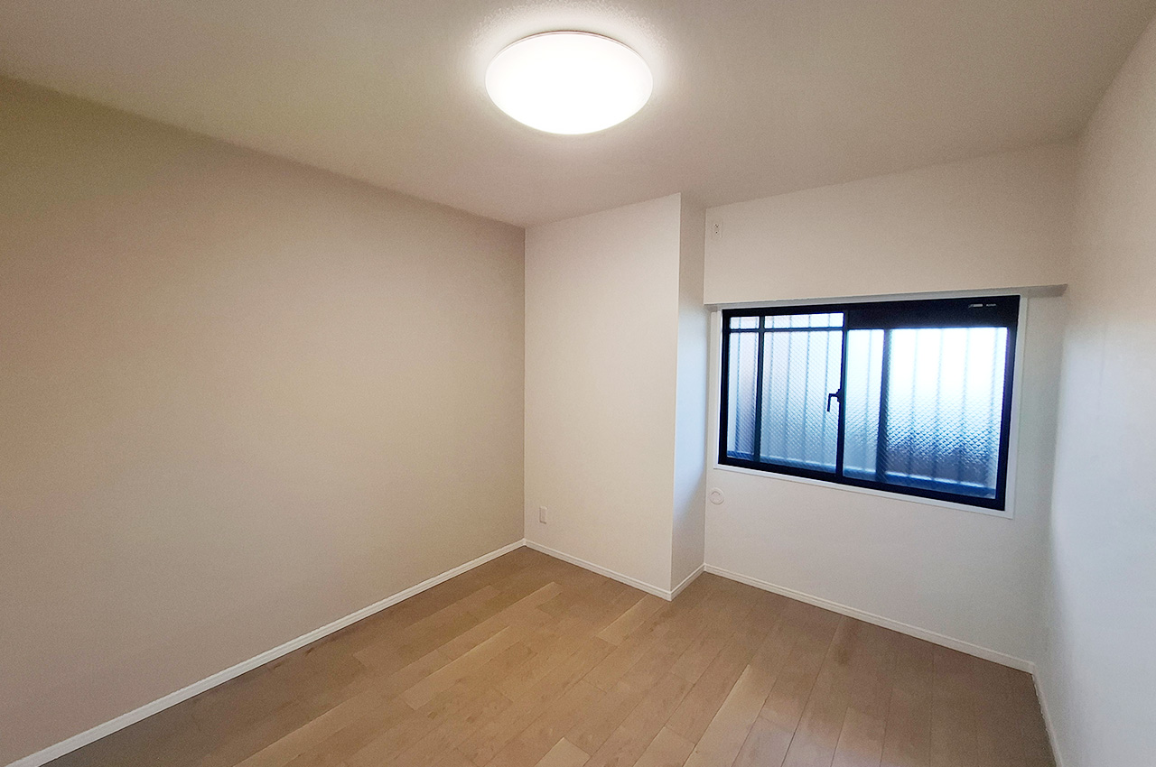 洋室①:クロス、フローリング貼替済み。リフォームにより室内きれいです。