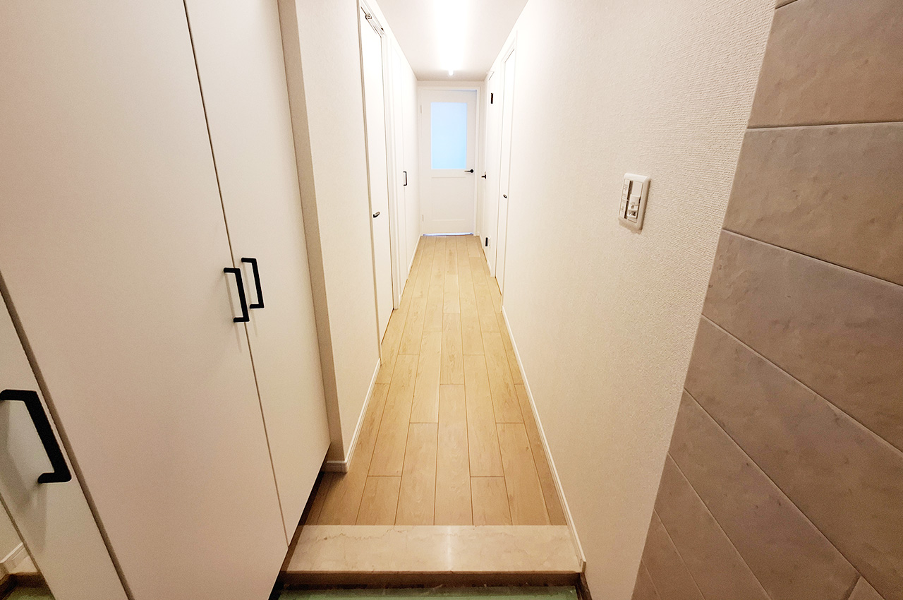 廊下:フローリング貼替済み。