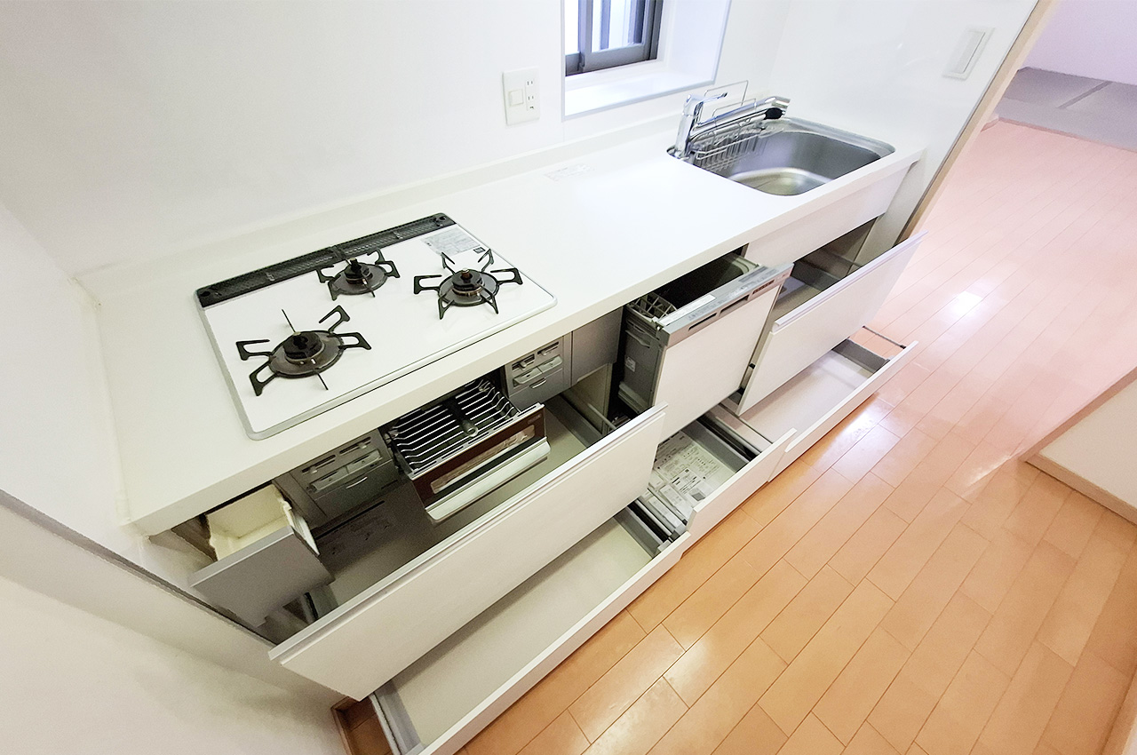 キッチン:食洗機付きシステムキッチン。足元は出し入れしやすいスライド収納です。