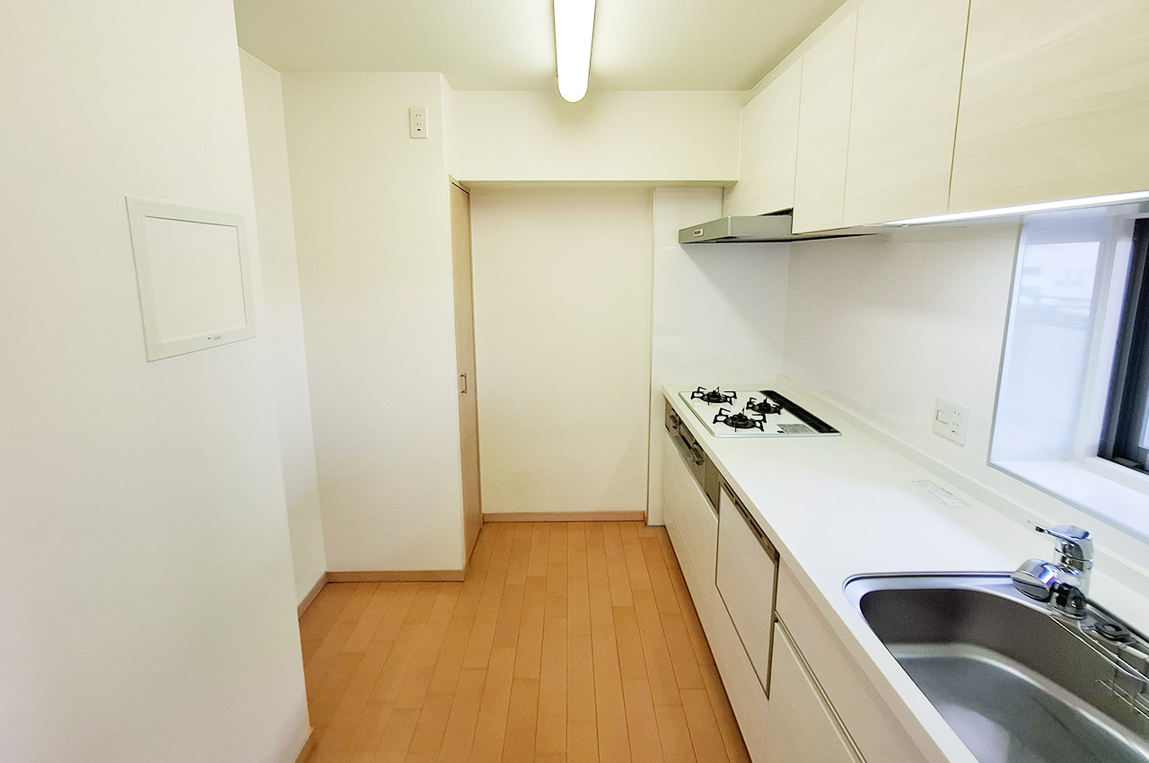 キッチン:奥に保存食や日用品の収納に便利なパントリーがあります。