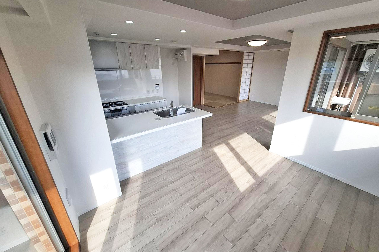 LDKはクロスやフローリングを貼替え、きれいに生まれ変わりました。