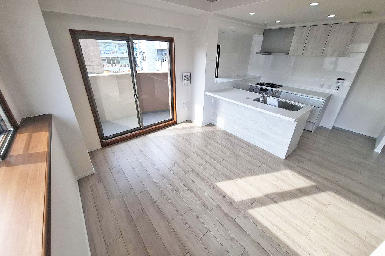 南向きと西向きのバルコニーに面したLDK。自然光をたっぷりと取込む、明るく開放的なスペースです。