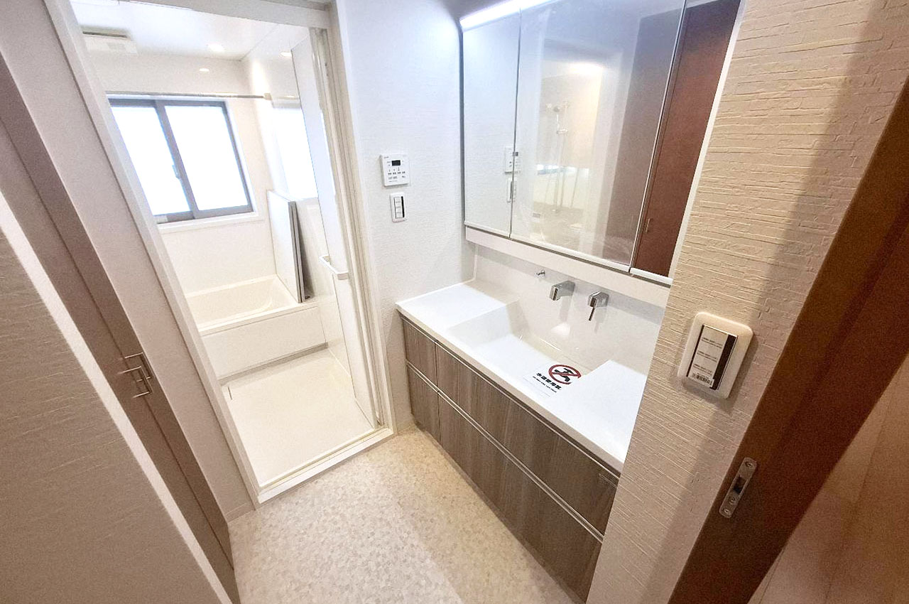 洗面室もリフォームでピカピカに。タカラスタンダードのワイドな洗面化粧台も新調しました。