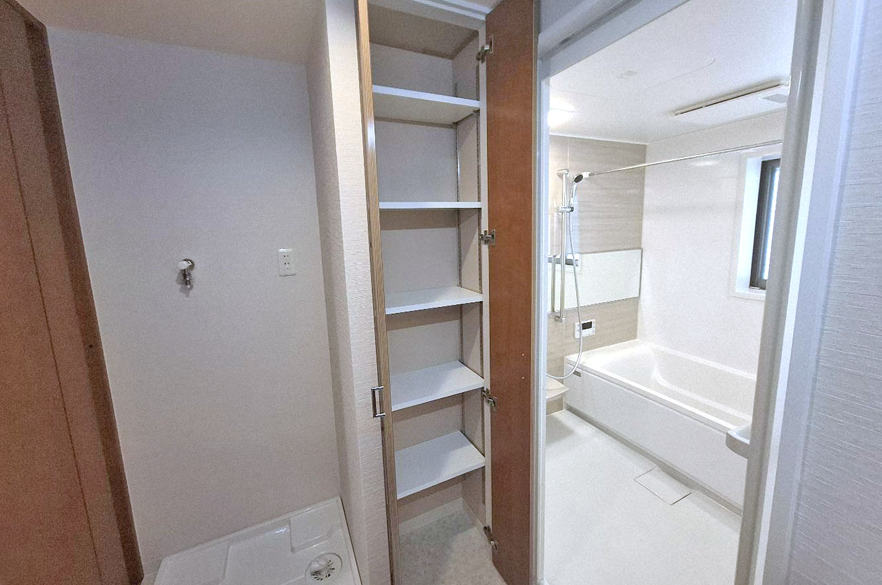 タオルや洗剤などの収納に便利な洗面室内の物入。可動棚は新調済みです。