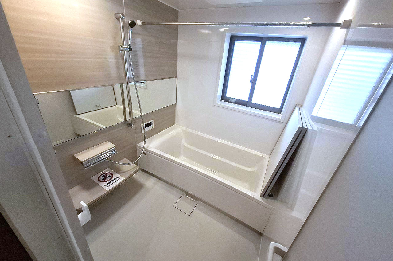 タカラスタンダードのシステムバスを新調。窓付きで明るく換気がしやすいバスルームです。