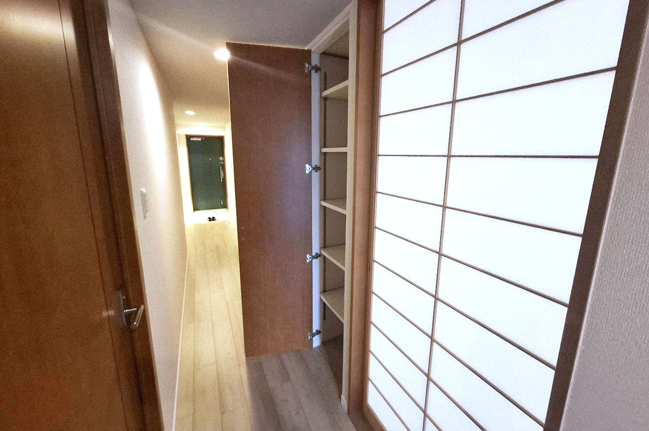 廊下にある便利な棚付きの物入。内部はきれいにリフォーム済みです。