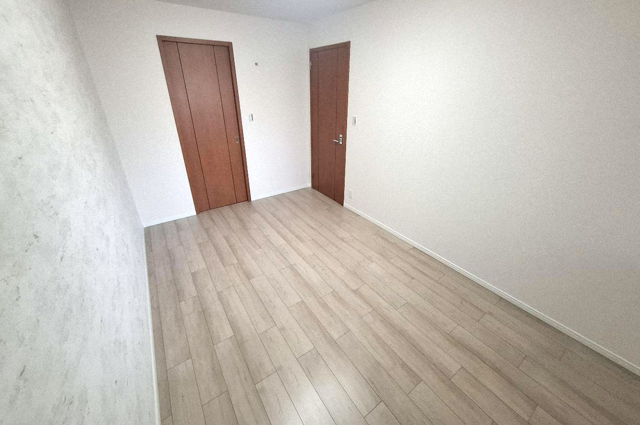 洋室①(約7帖)は、クロスやフローリングを貼替えてきれいになりました。