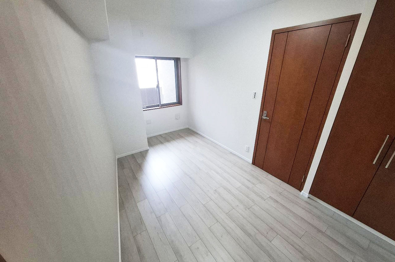 洋室②(約6.4帖)もきれいにリフォーム済み。こちらもゆったりとしたお部屋です。