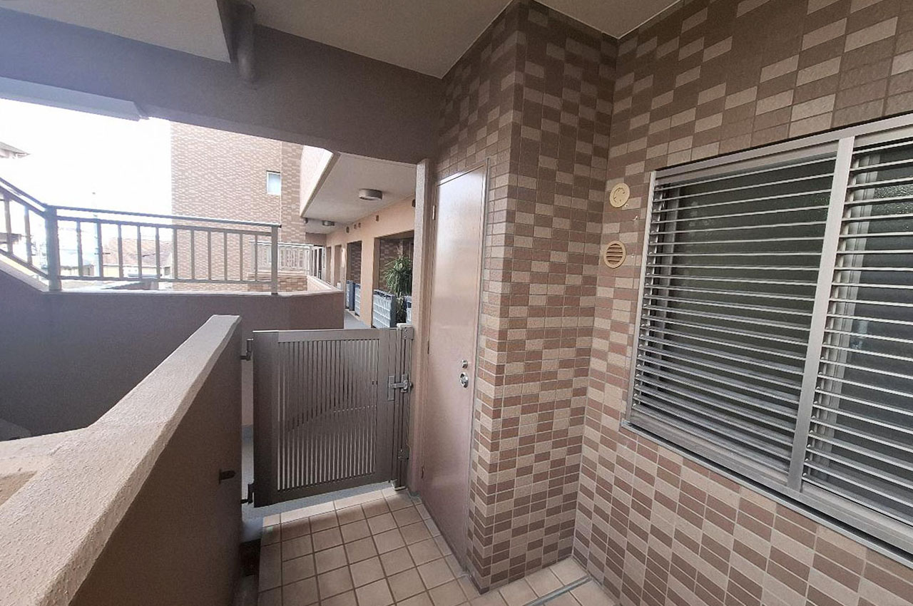 専用ポーチ内に設置されたトランクルーム。洗車道具やレジャー用品などの収納に便利です。