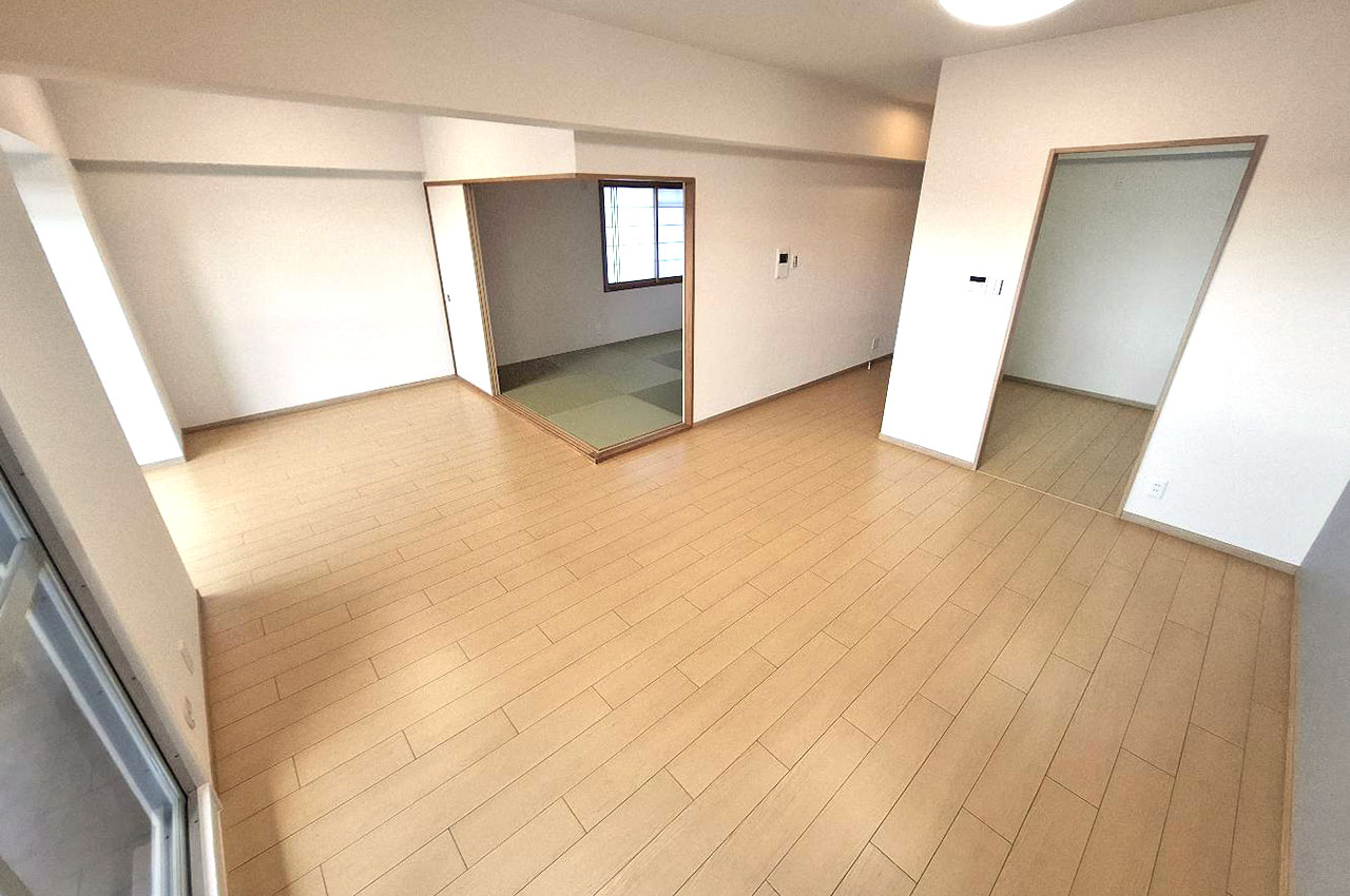 約19帖の広々LDK。続間になった和室の襖を開放すると、約25帖の大空間が実現します。