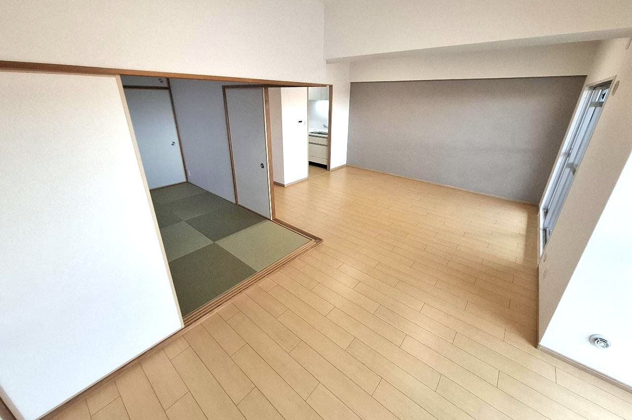 リフォームできれいに生まれ変わったLDK。リビングの壁一部にはグレーのアクセントクロスを施しました。