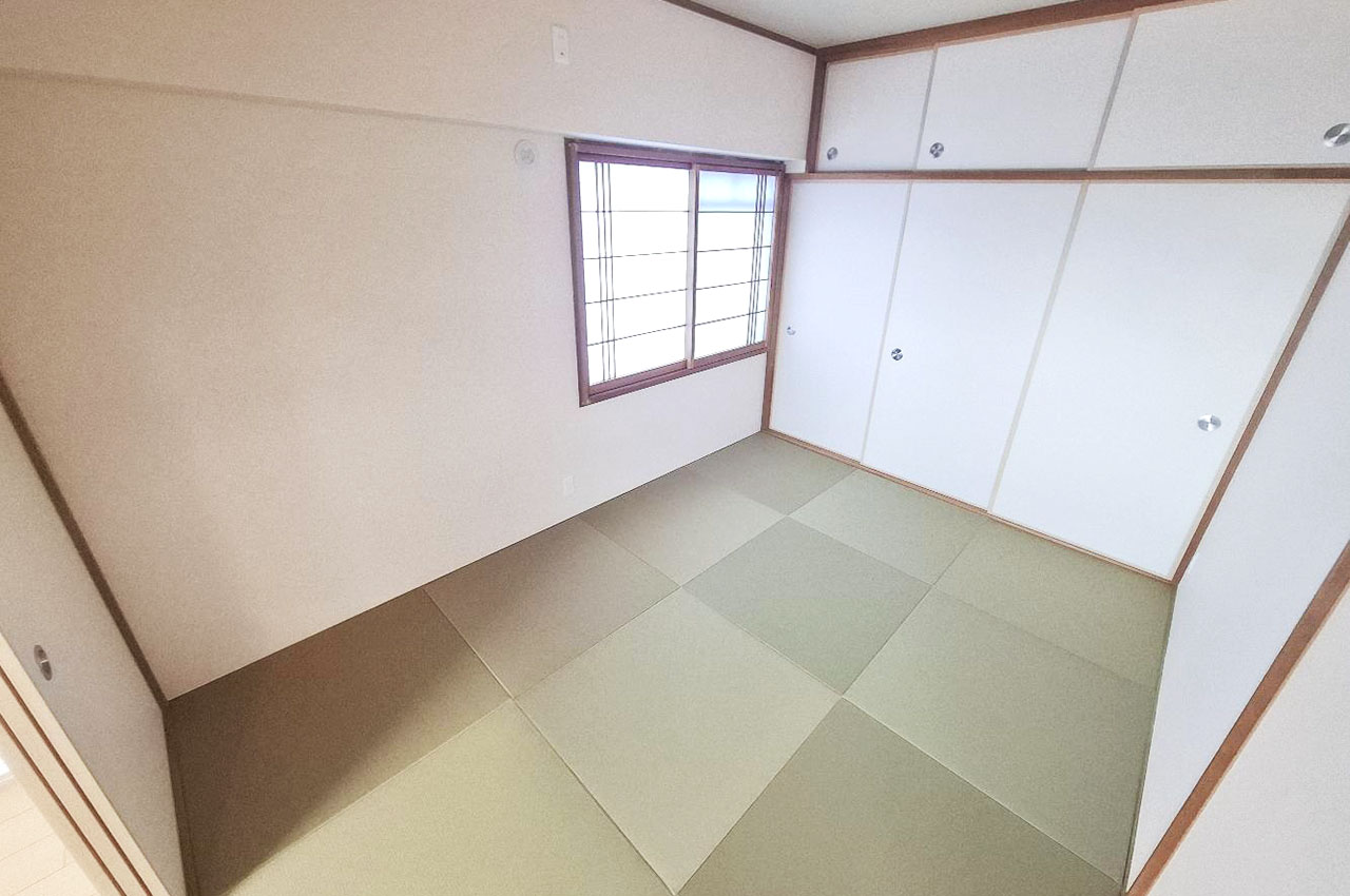 窓付きで明るく風通りの良い和室。半帖畳を新調するなどきれいにリフォーム済みです。