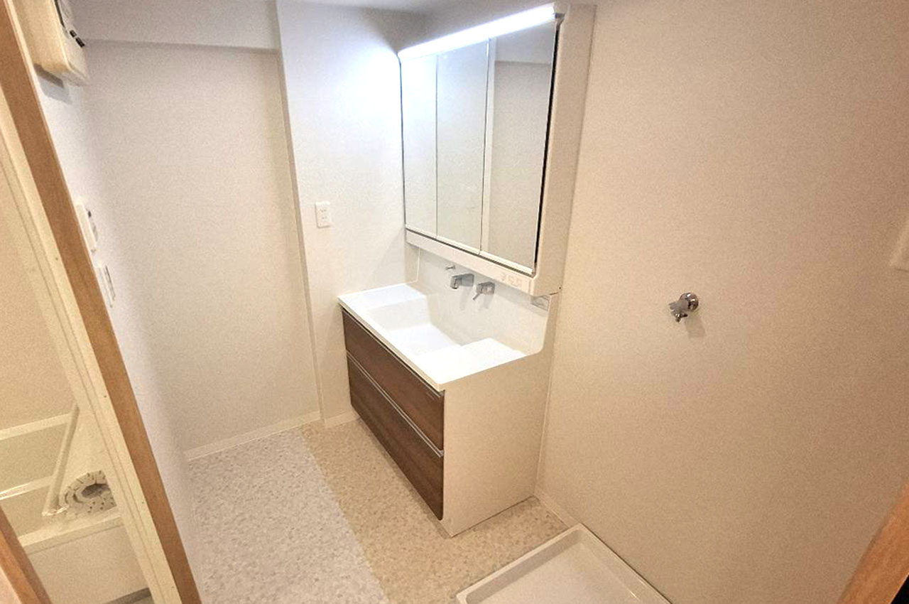 洗面室内もリフォームで一新しました。三面鏡付きの洗面化粧台も新調済みです。