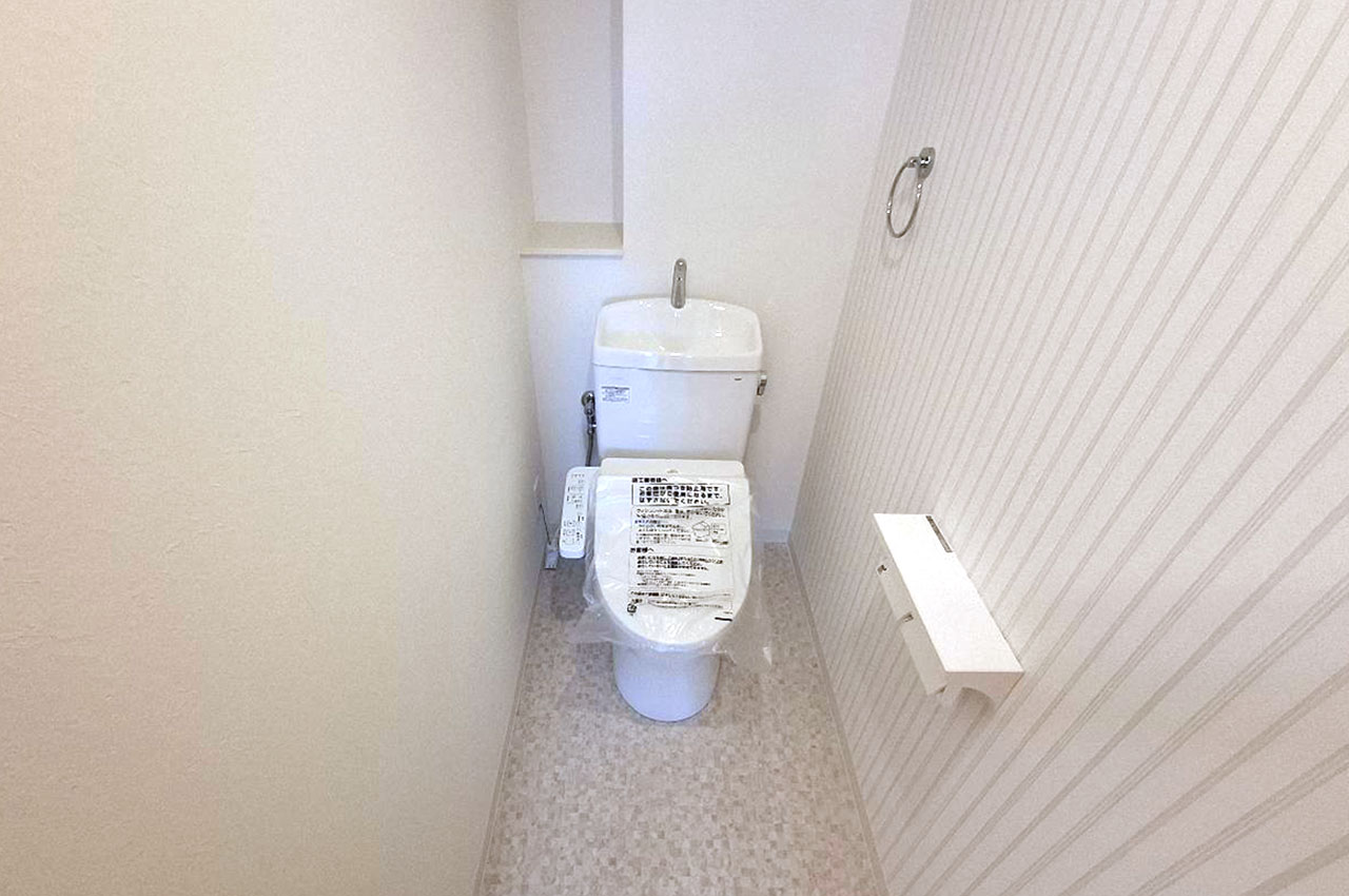 トイレ内もフルリフォーム。便器や温水洗浄便座もまっさらになりました。