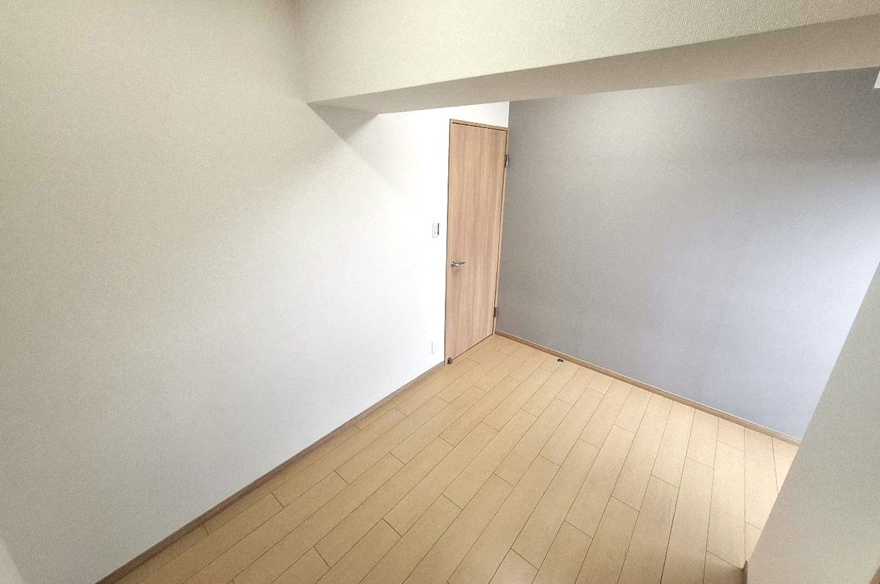 洋室約5.3帖の壁一部には、おしゃれなグレージュのアクセントクロスを施しました。