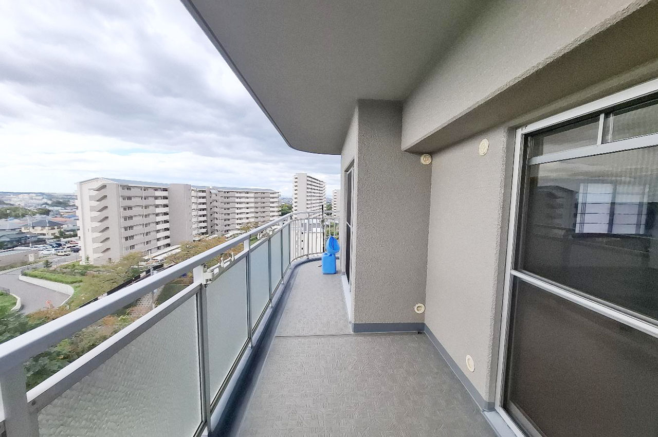 LDKから出入りできる南西向きバルコニー。日当り良好です。