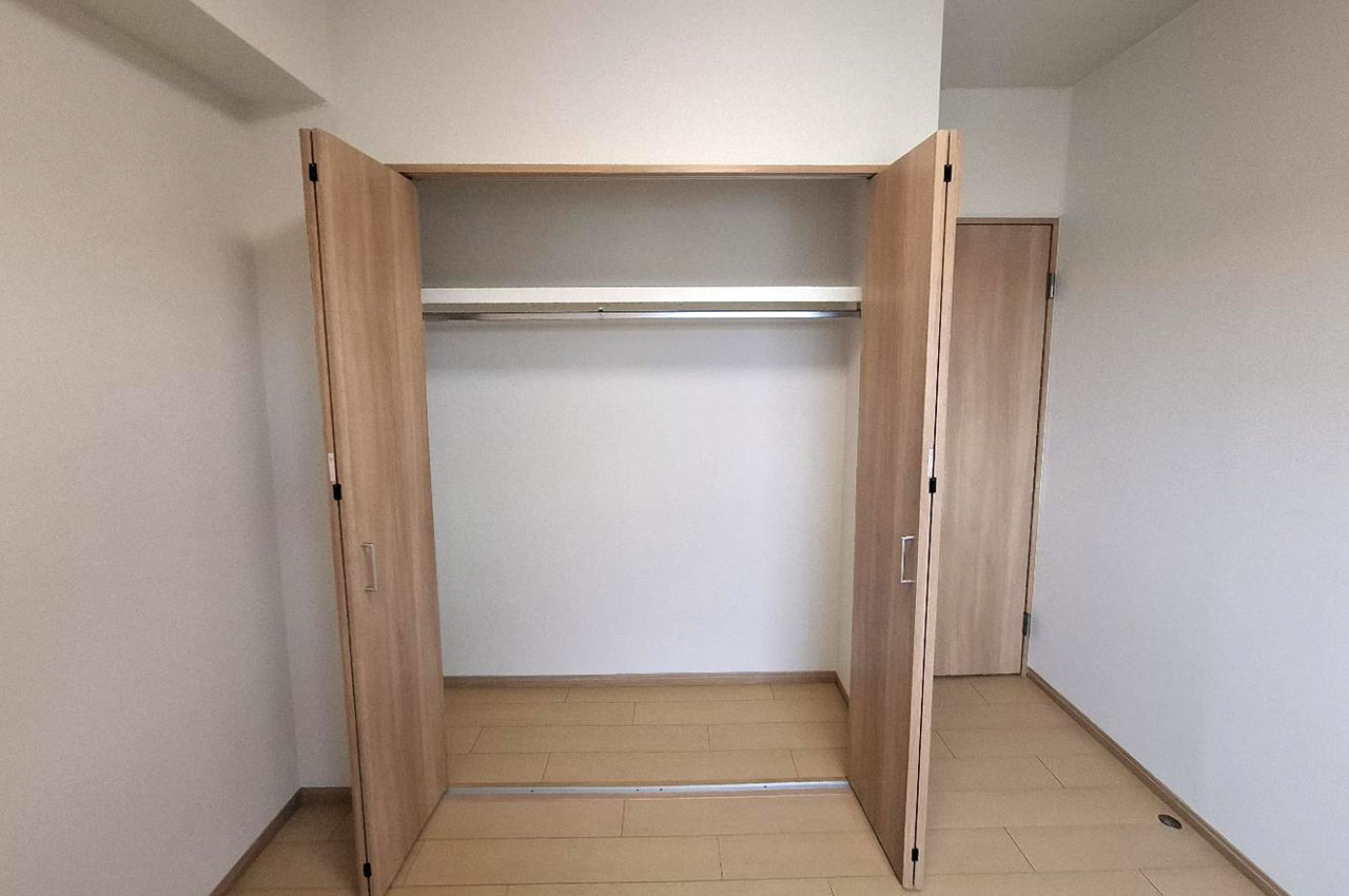 洋室約4.6帖内のワイドなクローゼットもきれいに新調済みです。