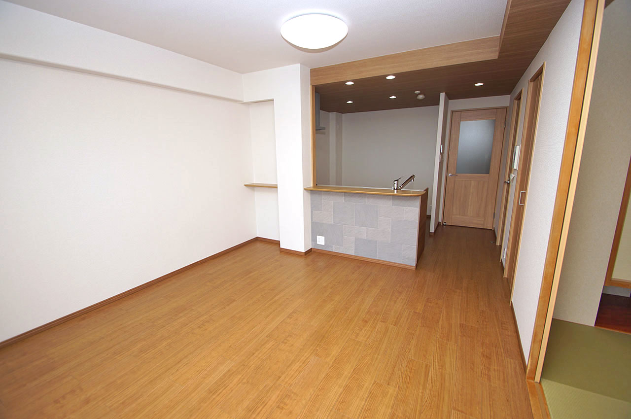 新調したキッチンカウンター周りには、調湿・脱臭効果が期待できるエコカラットを施しました。