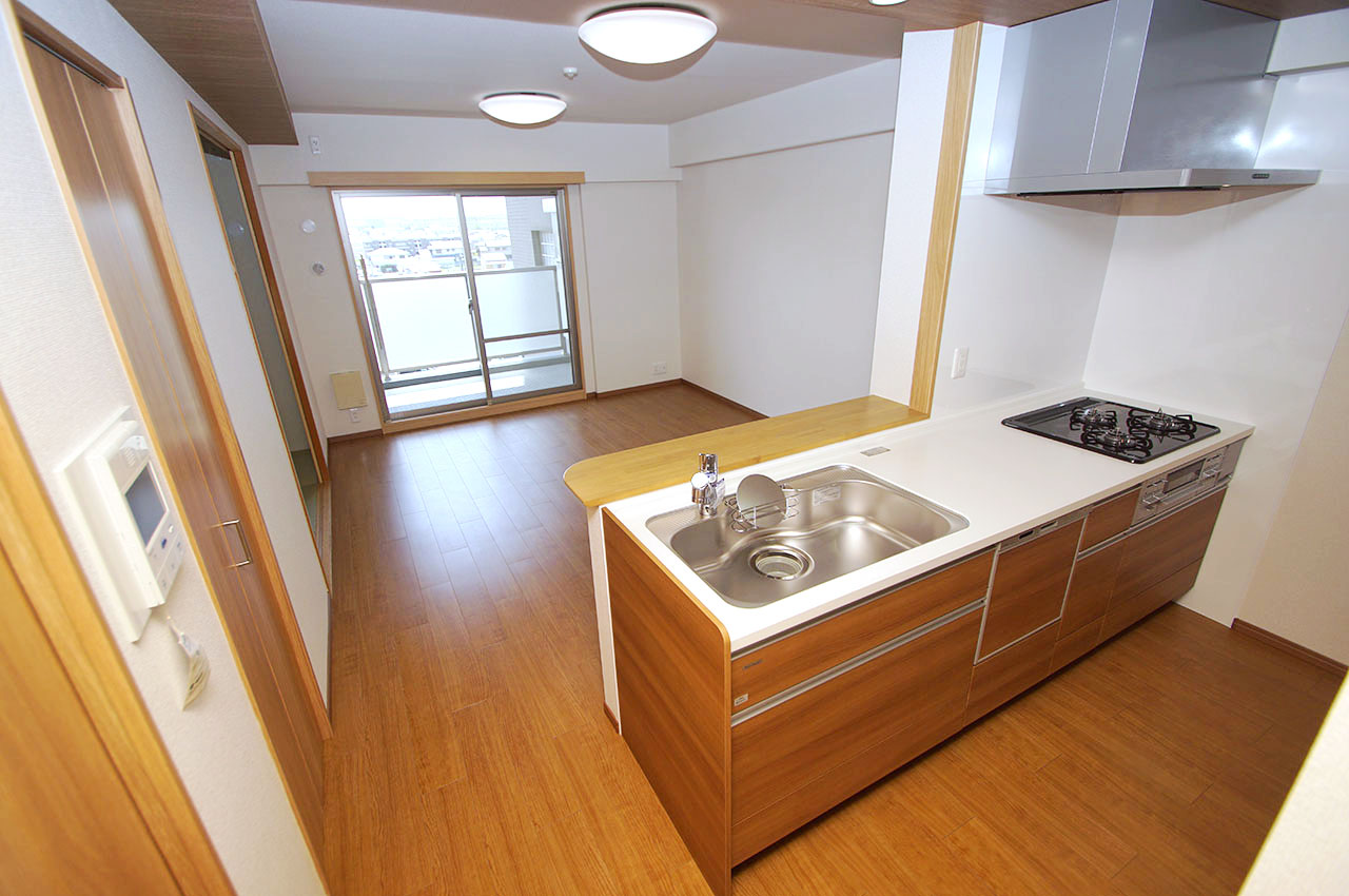 リビングを見渡しやすくすっきりとしたオープンキッチン。家族間の会話もはずみます。