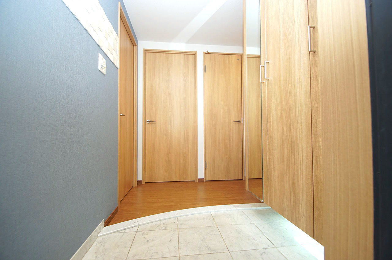 玄関周りもきれいにリフォーム。ブルー系のアクセントクロスでスタイリッシュに仕上げました。