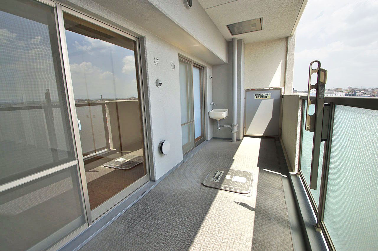 6階部分の南東向きバルコニーで日当り良好。汚れ物を洗う時などに便利なスロップシンク付きです。