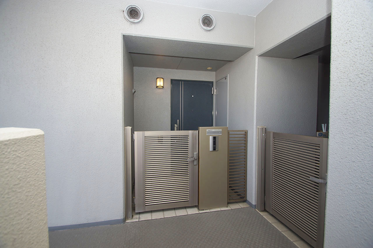 戸建て感覚を味わえて、防犯にも役立つポーチ付きの玄関です。