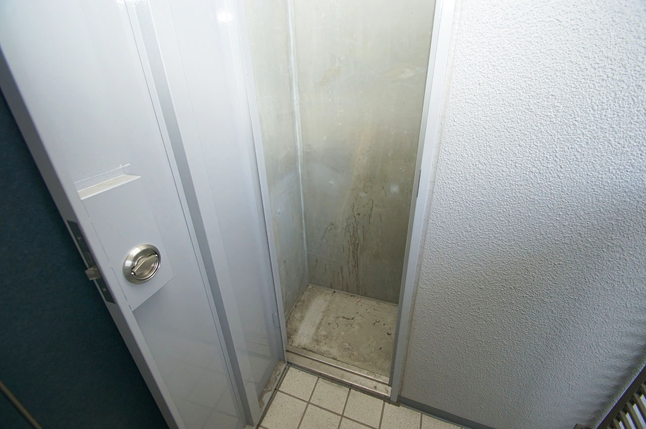 ポーチ内にはトランクルーム付き。使用頻度の低い物などの収納にも便利です。