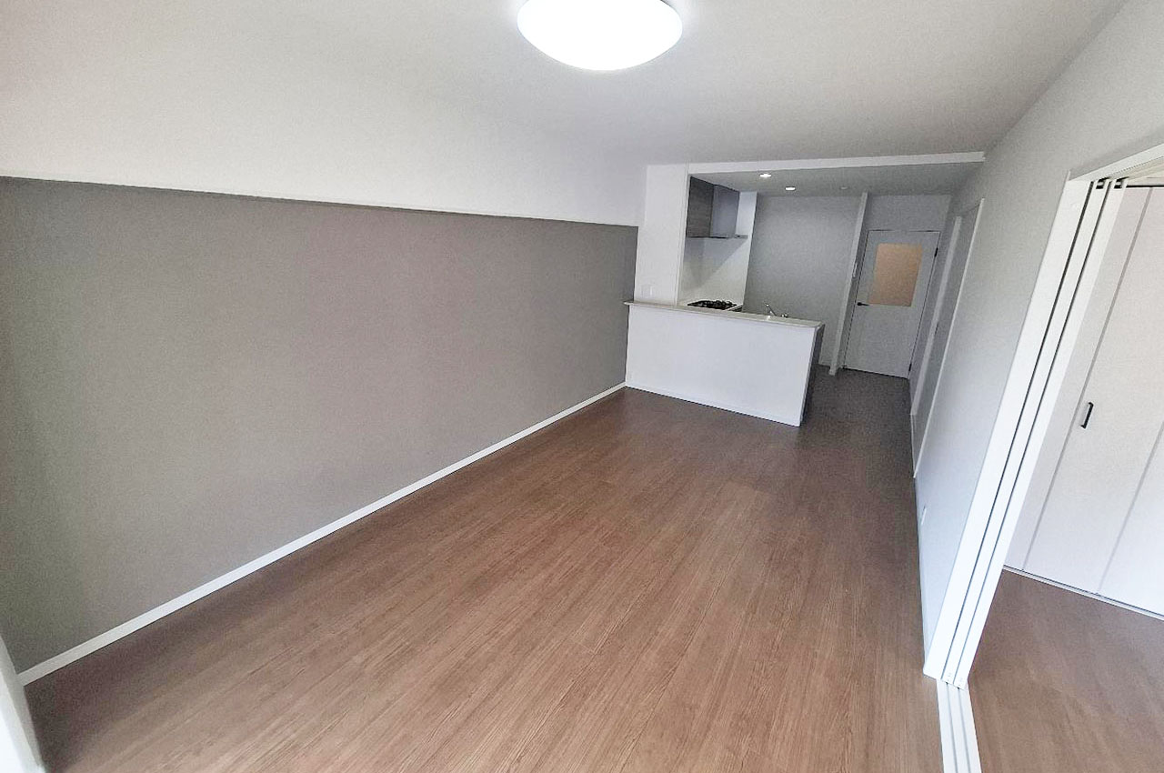 LDKはクロスやフローリングを貼替えてまっさらに。壁一部にはアクセントクロスを貼りました。