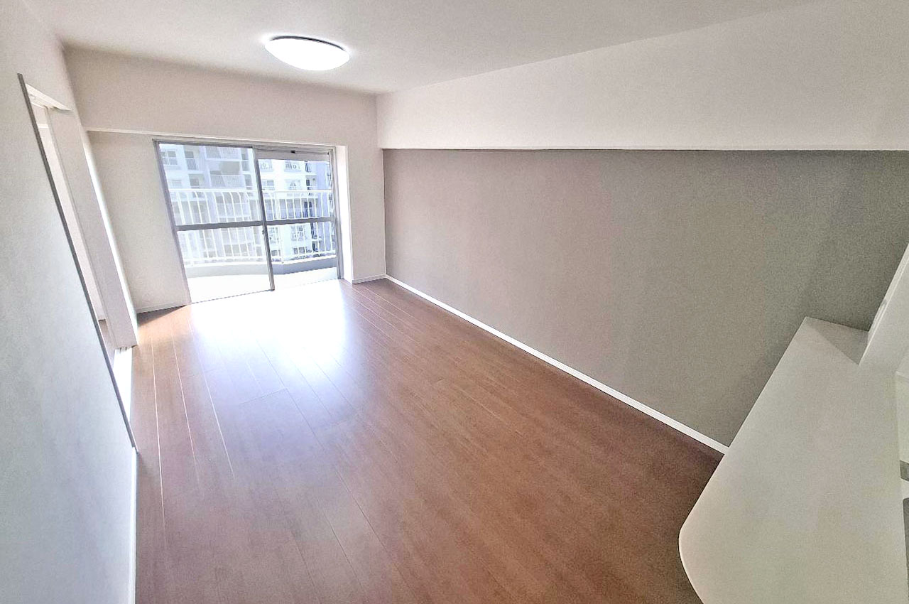 南向きの明るいリビングダイニング。日中は自然光がたっぷり差し込みます。