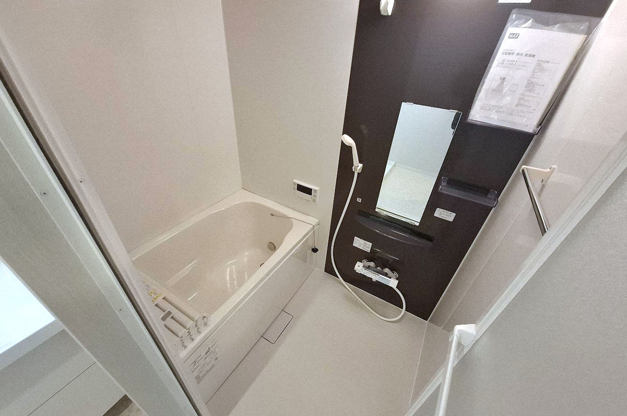 ハウステックのシステムバスや、電気式の浴乾も新調。毎日快適にご利用いただけます。