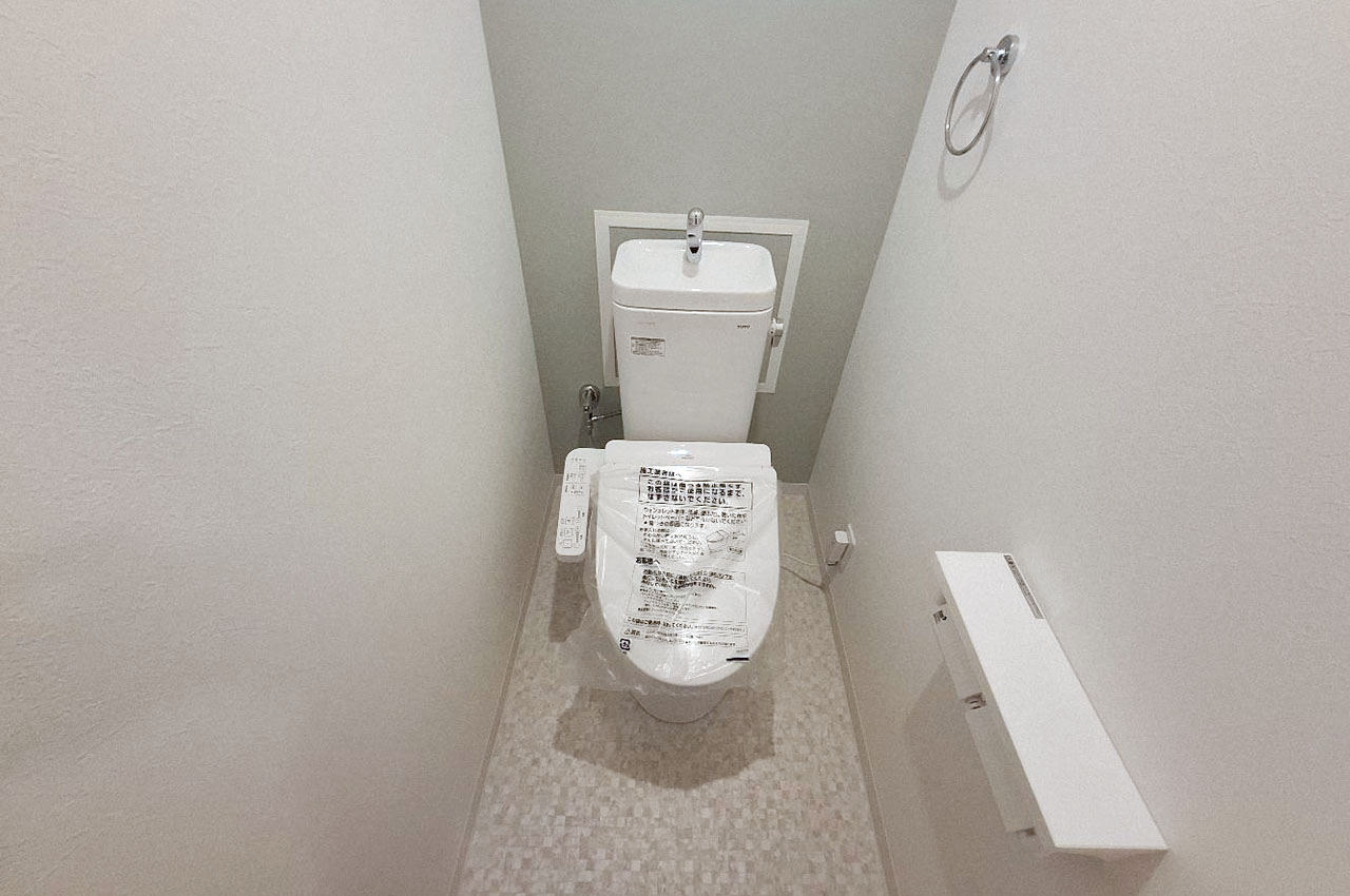 トイレ内もリフォームでピカピカに。便器や温水洗浄便座も新調済みです。