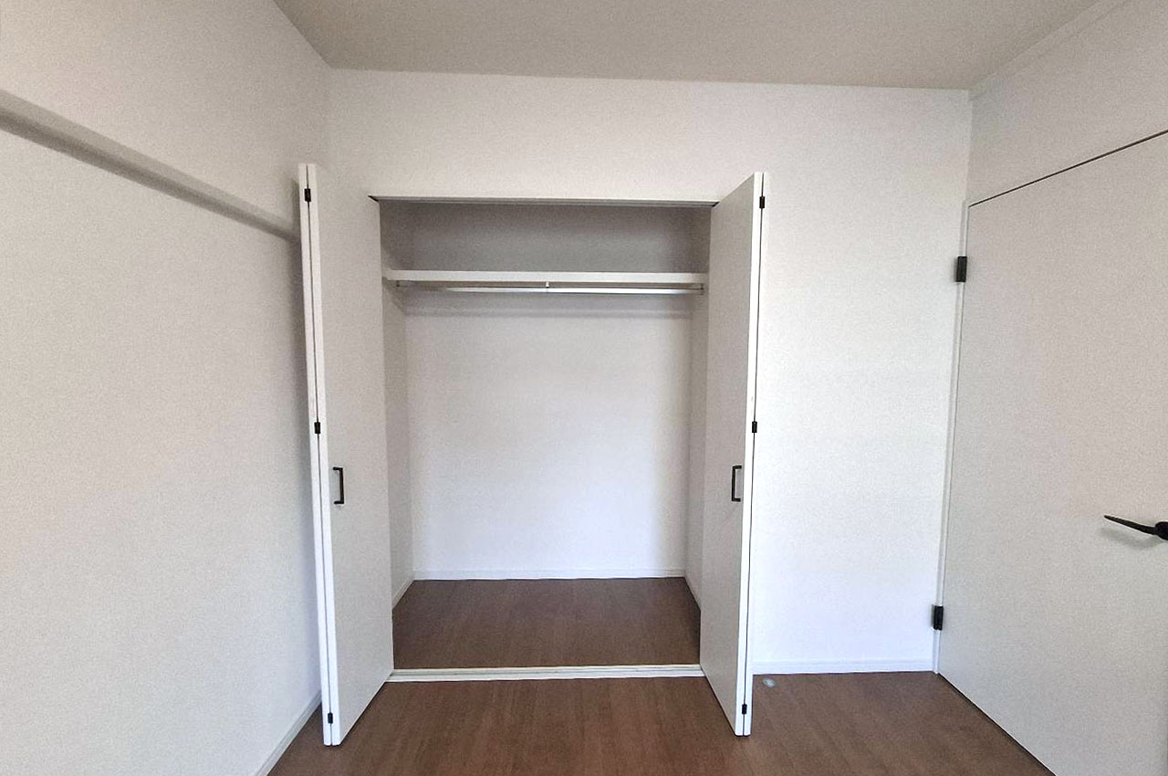 洋室①のクローゼットもピカピカにリフォーム済みです。