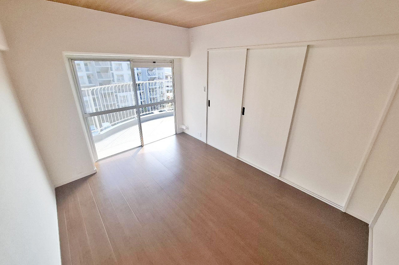 バルコニーに面した明るい洋室③。リビングと続間になった使いやすいお部屋です。