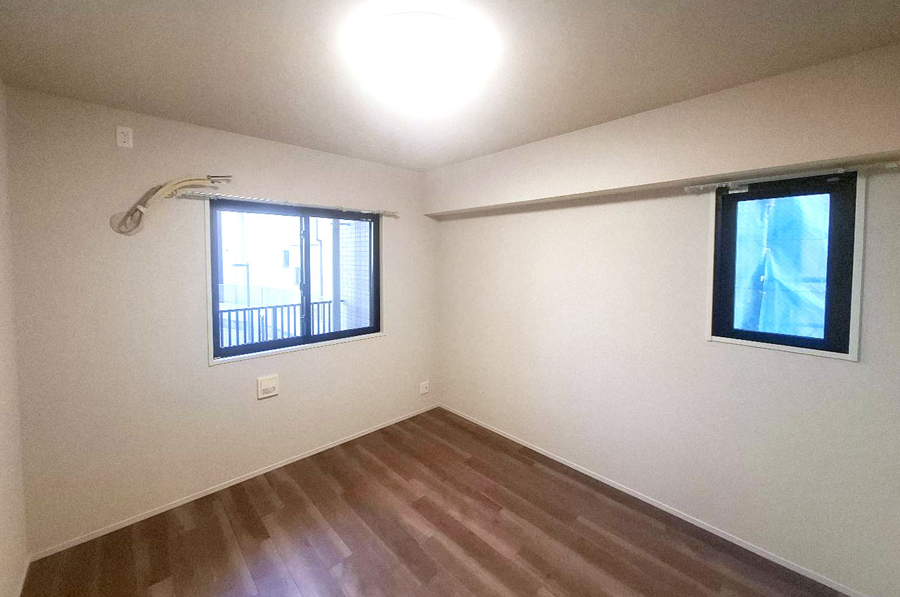 洋室約6.5帖。柱などの出っ張りがなくすっきりとした形状のお部屋です。