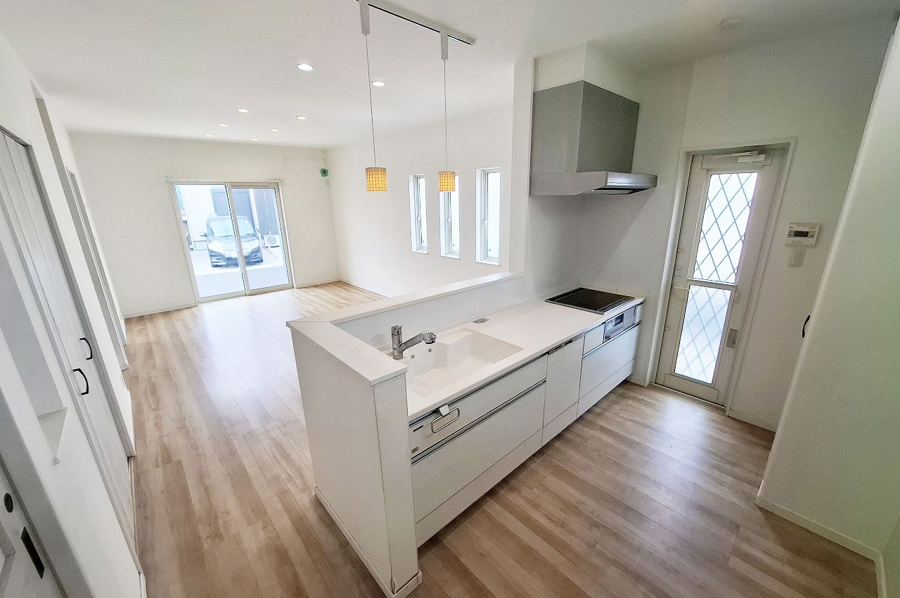 清潔感あふれるホワイト基調のシステムキッチン。開放感のあるオープンダイプで家族の会話もはずみます。