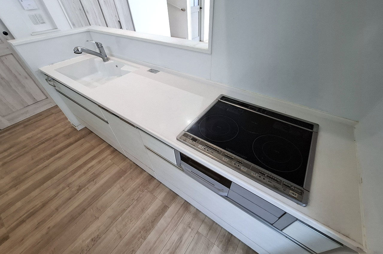 火を使わずお手入れ簡単なIHシステムキッチン。さらに食洗機付きで忙しい家事をサポート。