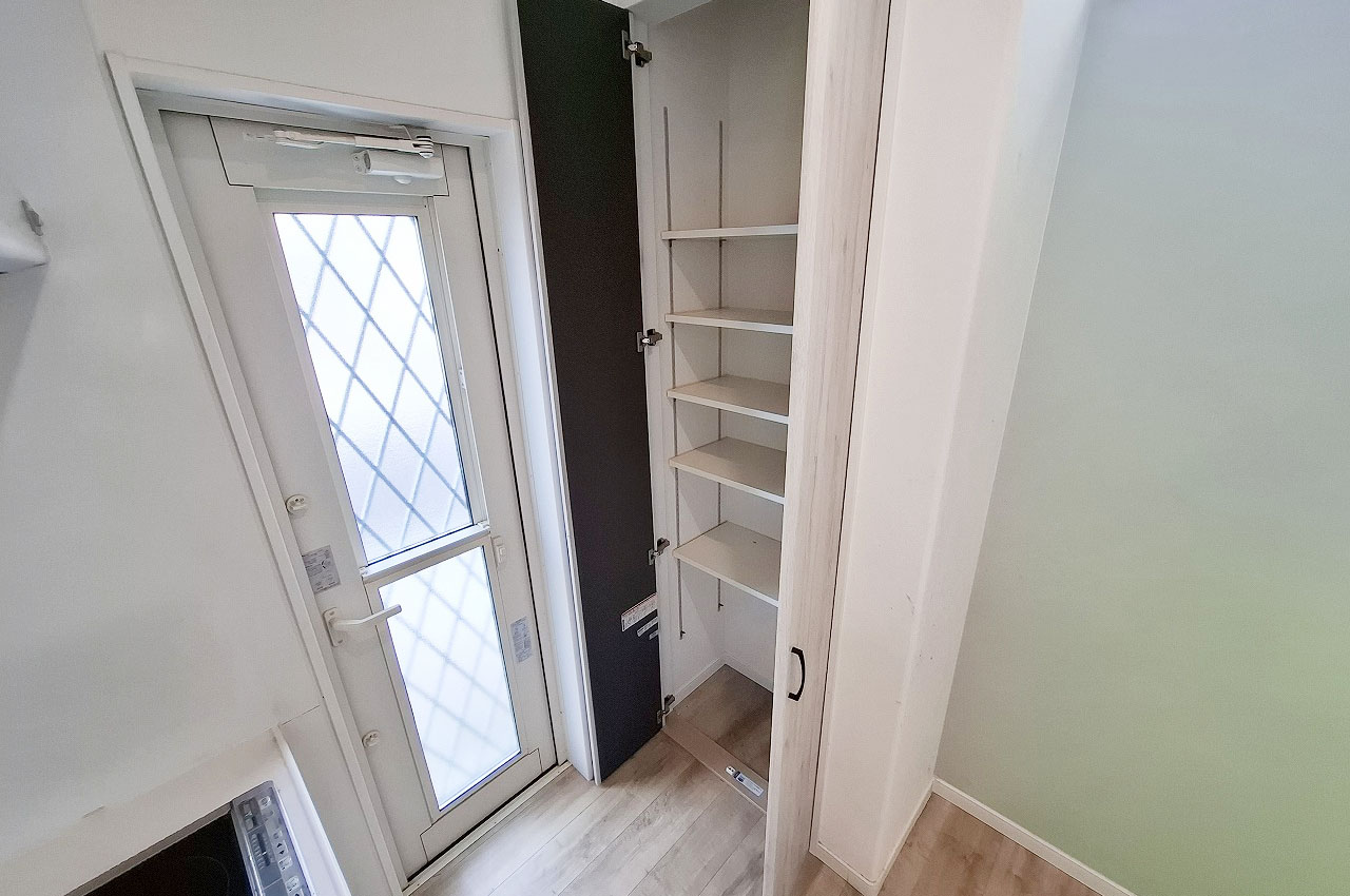 食品や日用品などの収納に便利なパントリー。キッチン内をすっきりと片付けられます。