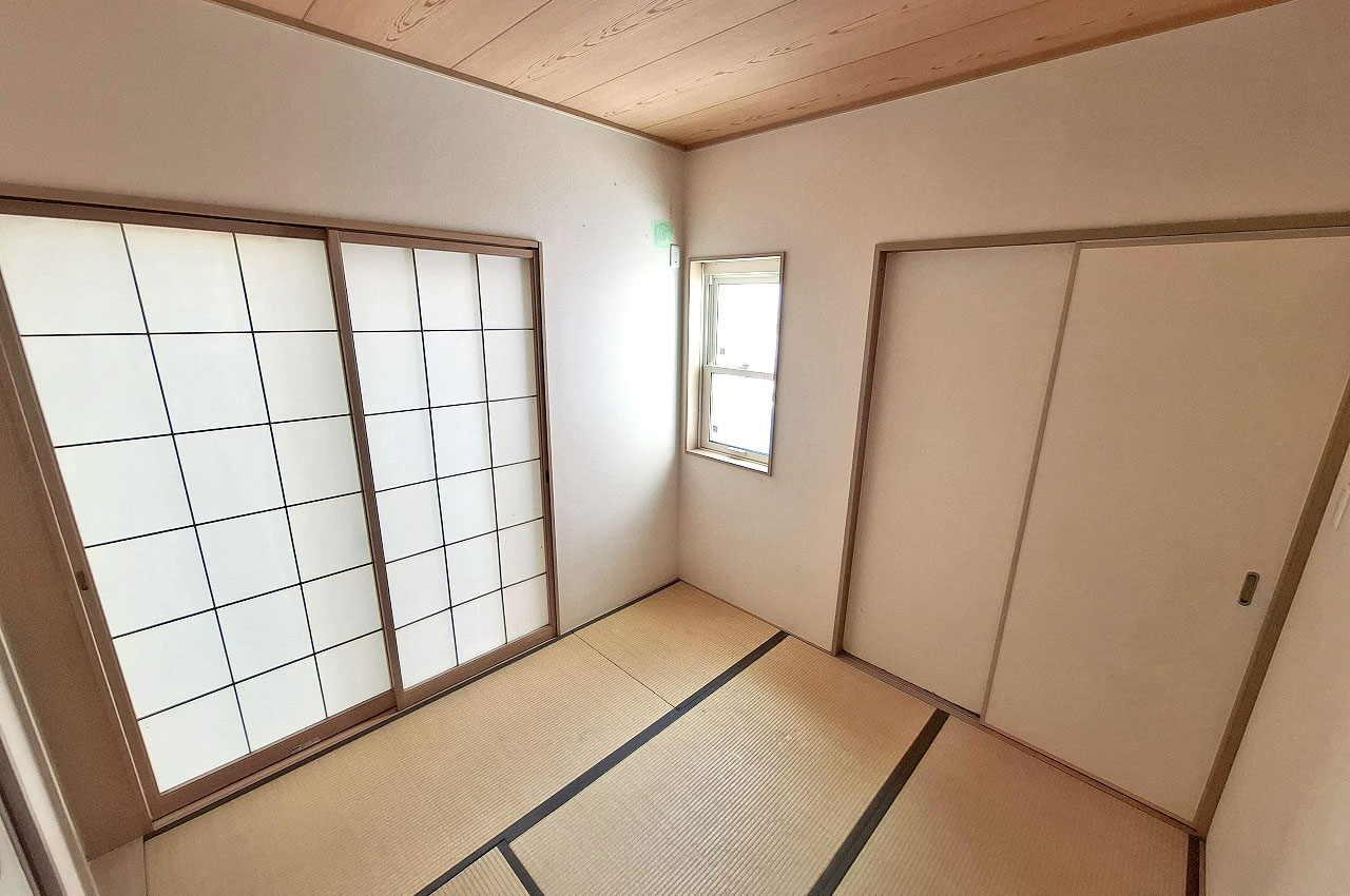 やわらかな光が差し込み、落ち着きと温もりを感じる和室。お子様のお昼寝スペースにも。