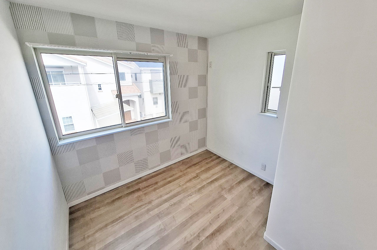 洋室②約4.09帖。大きな窓付きで風通りも良好です。