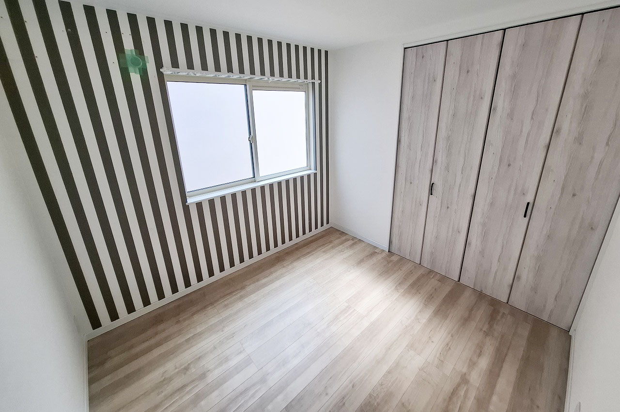 ストライプのクロスが印象的な洋室③。ワイドなクローゼット付き。