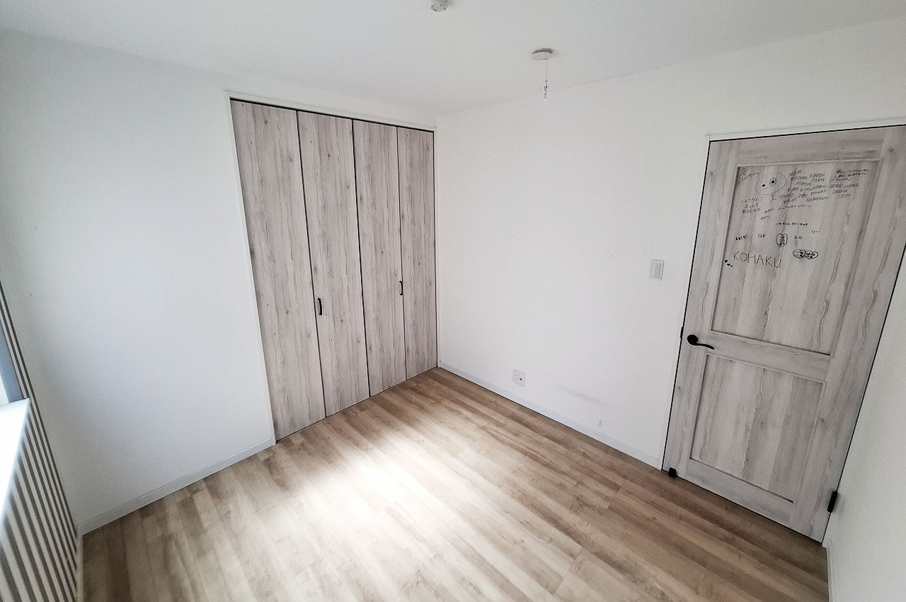 約4.88帖の洋室③。木目調の床や建具が温かみを演出します。