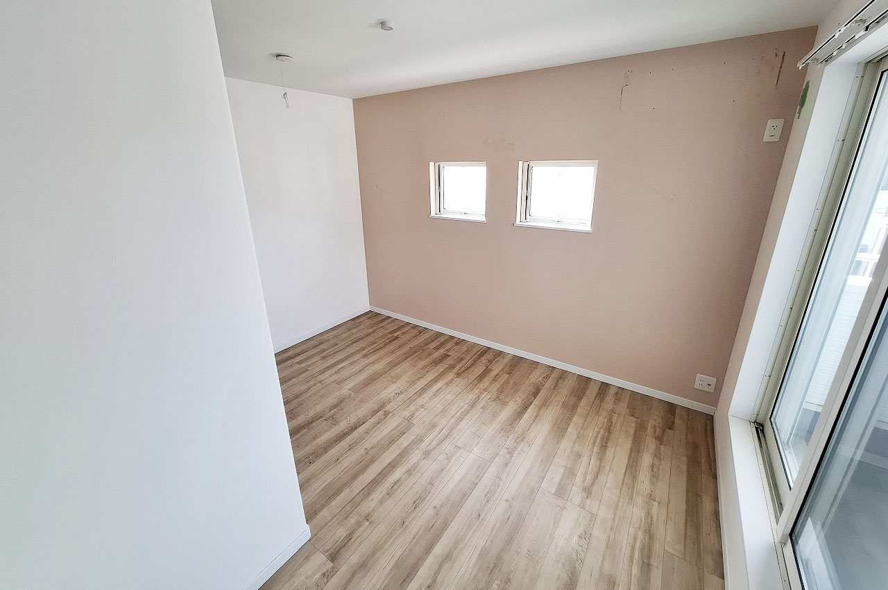 落ち着いた色合いのアクセントクロスが映える約5.5帖の洋室④。