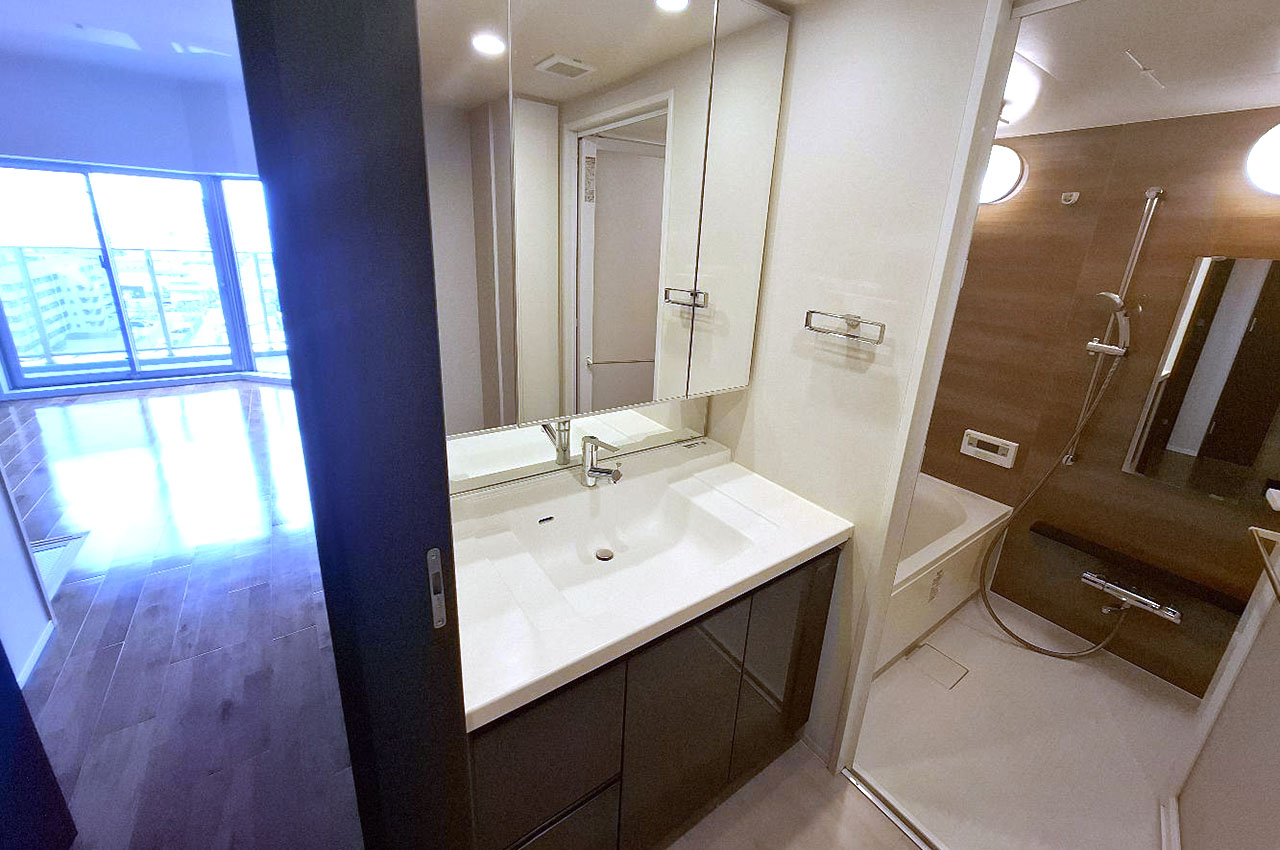 ワイドな三面鏡付きの洗面化粧台を備えた洗面室。朝の身支度も快適です。