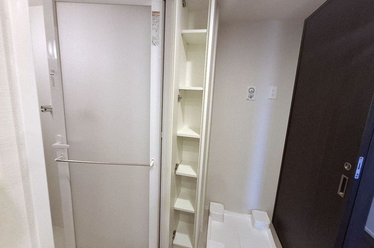 洗面室のスリムな収納棚。タオルや洗剤のストックなどに便利です。