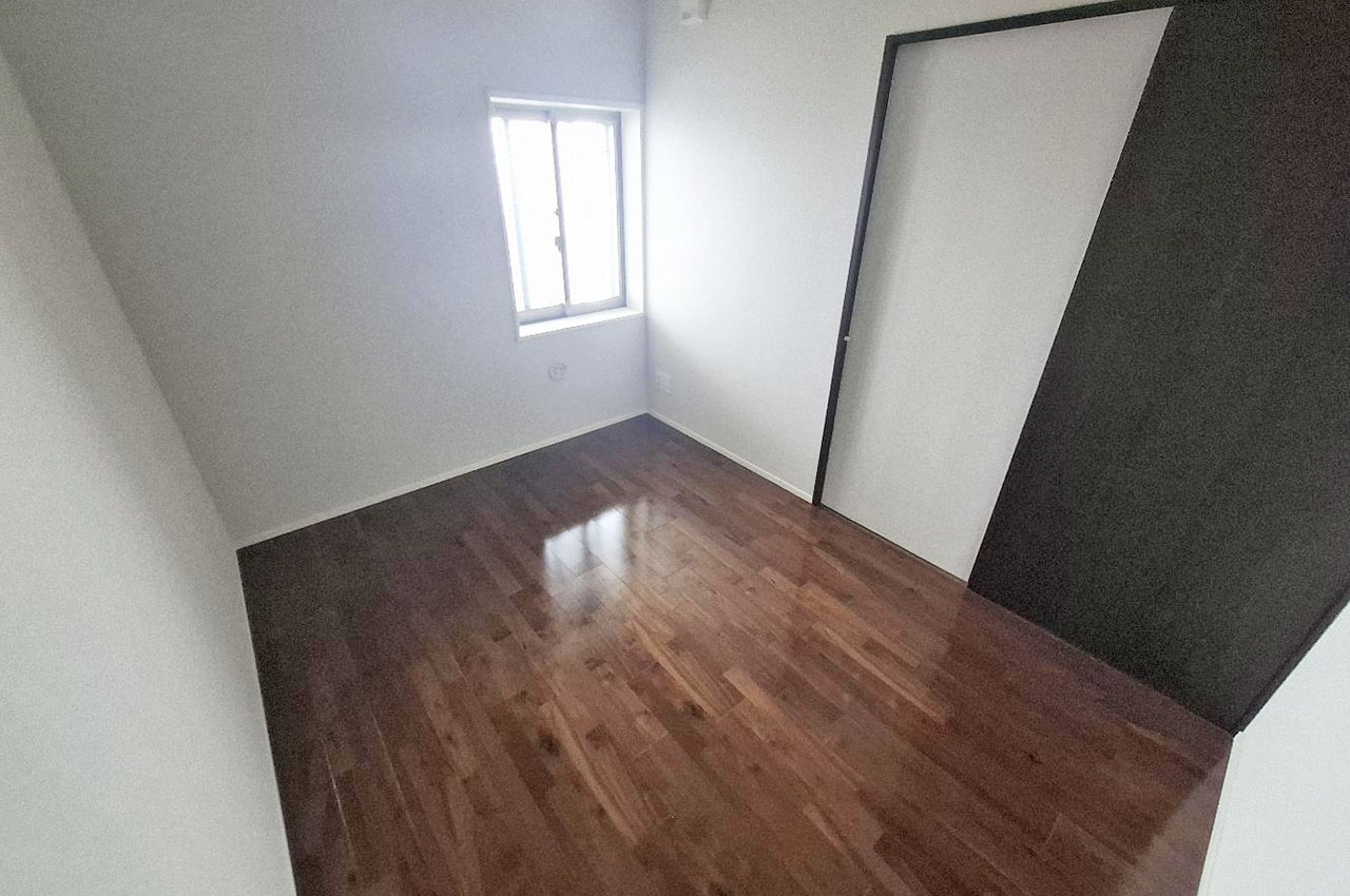 約6帖の洋室①。主寝室にぴったりのゆったりとしたお部屋です。